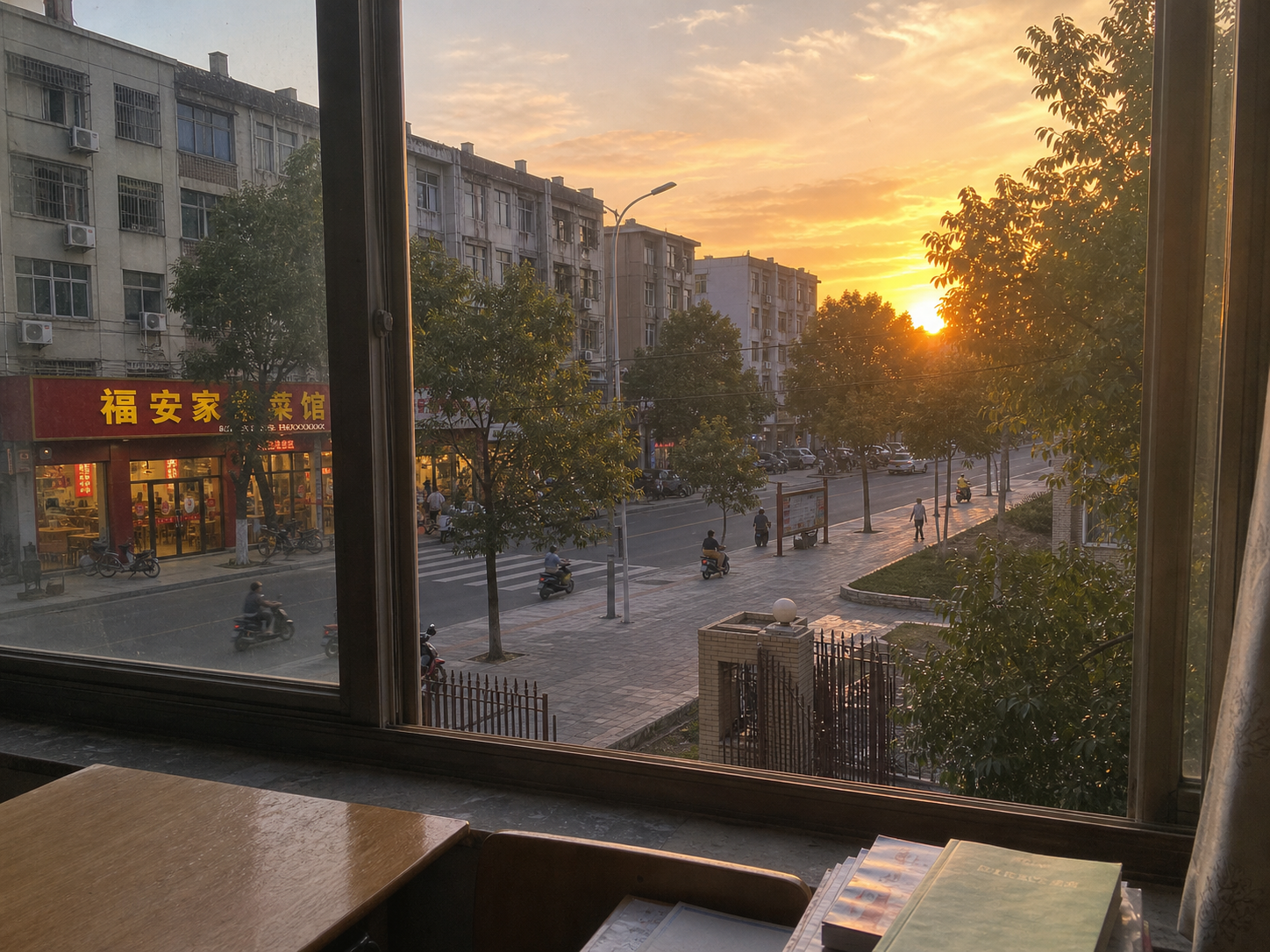 La scène de rue familière vue depuis la fenêtre